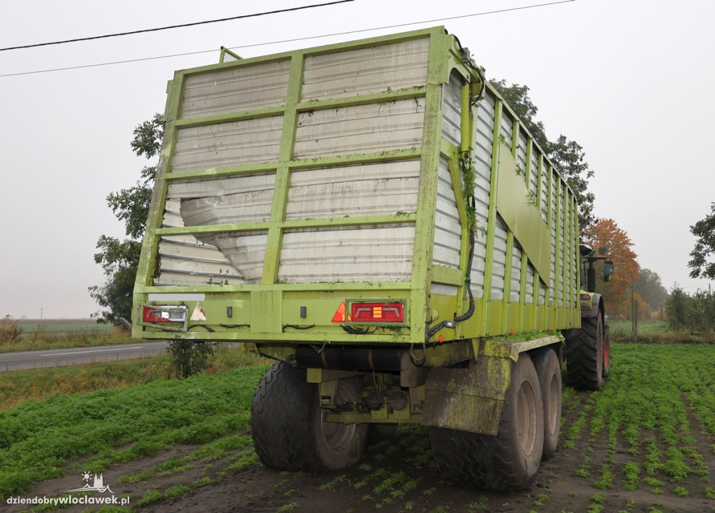 Bus uderzył w przyczepę traktora