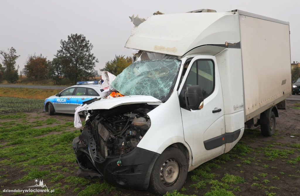 Bus uderzył w przyczepę traktora