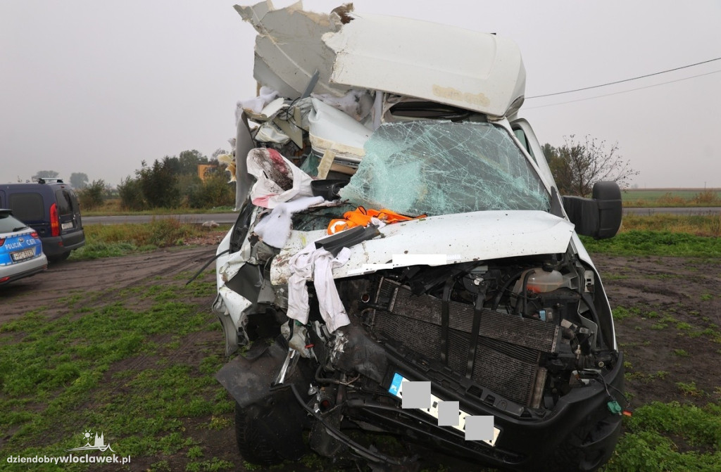 Bus uderzył w przyczepę traktora