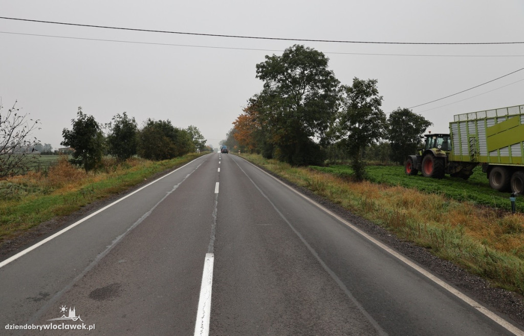 Bus uderzył w przyczepę traktora