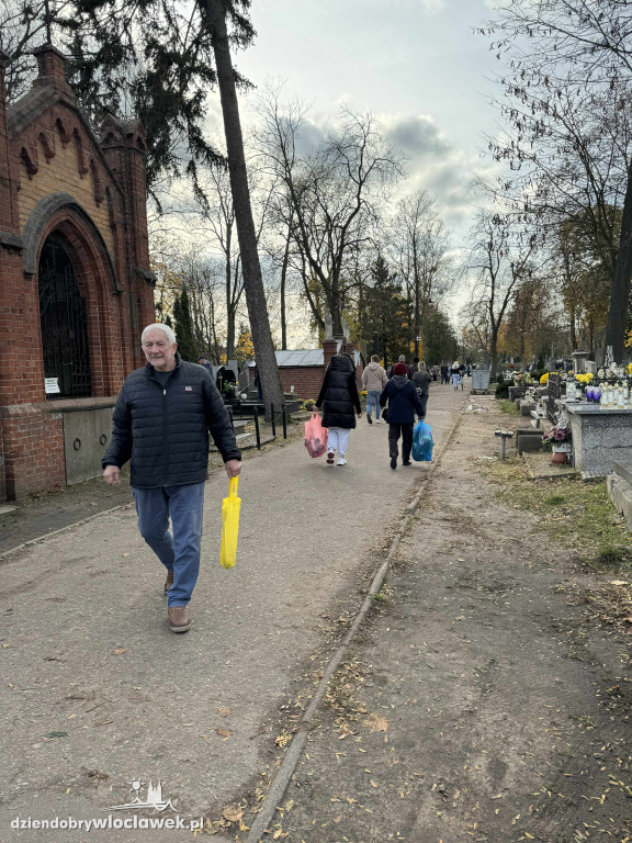 31 października ruch na cmentarzu jak 1 listopada