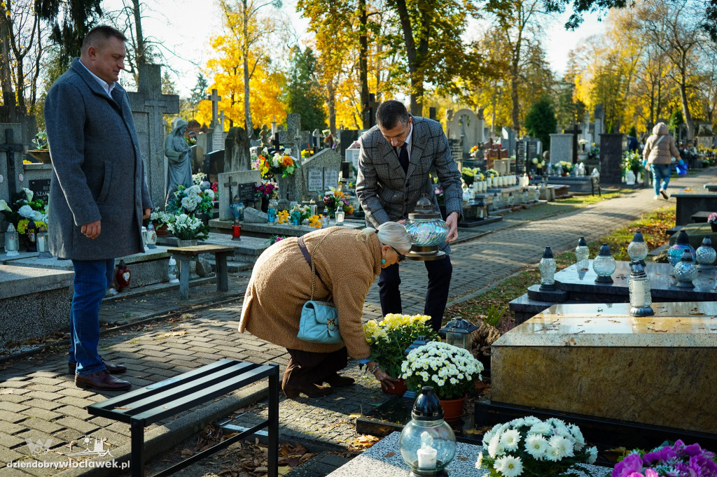 Władze miasta zapaliły znicze na grobach zasłużonych włocławian