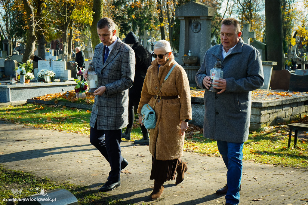 Władze miasta zapaliły znicze na grobach zasłużonych włocławian