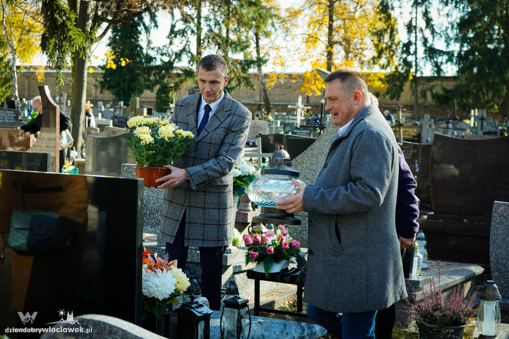 Władze miasta zapaliły znicze na grobach zasłużonych włocławian