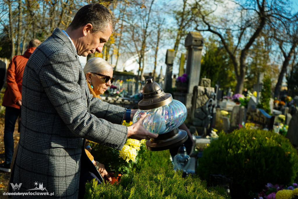 Władze miasta zapaliły znicze na grobach zasłużonych włocławian