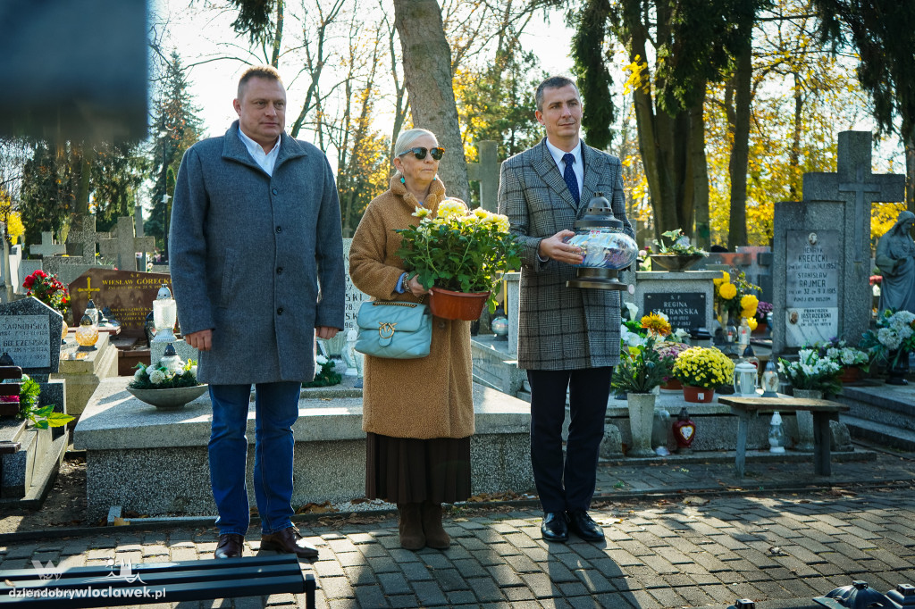 Władze miasta zapaliły znicze na grobach zasłużonych włocławian