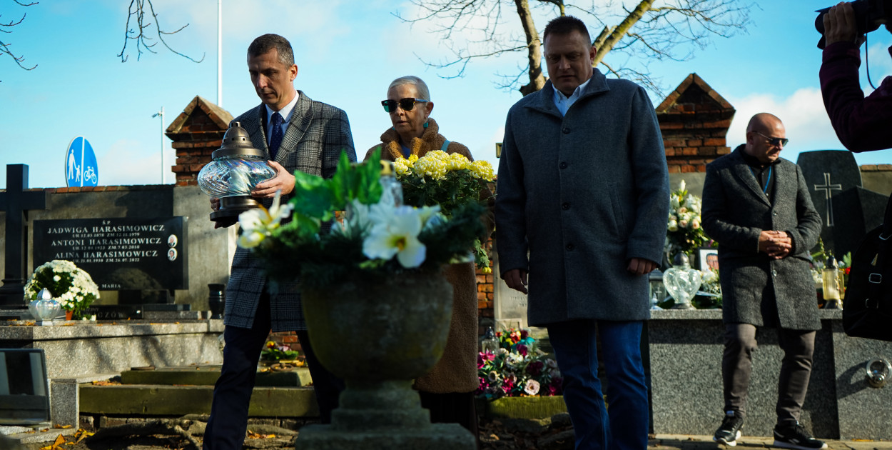 Władze miasta zapaliły znicze na grobach zasłużonych włocławian