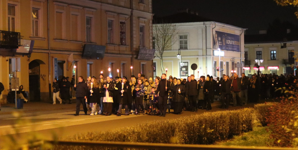 Procesja z Relikwiami wokół Placu Wolności