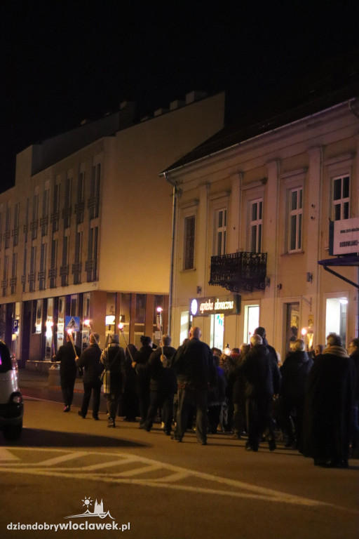 Procesja z Relikwiami wokół Placu Wolności