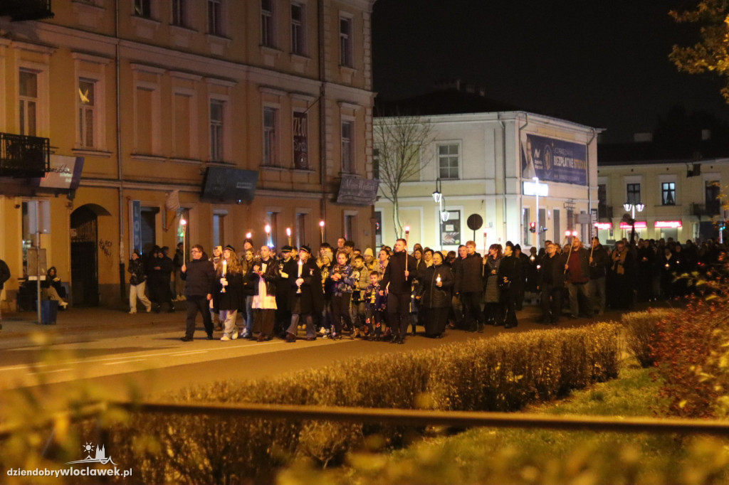 Procesja z Relikwiami wokół Placu Wolności