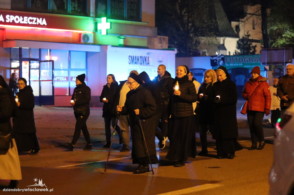 Procesja z Relikwiami wokół Placu Wolności