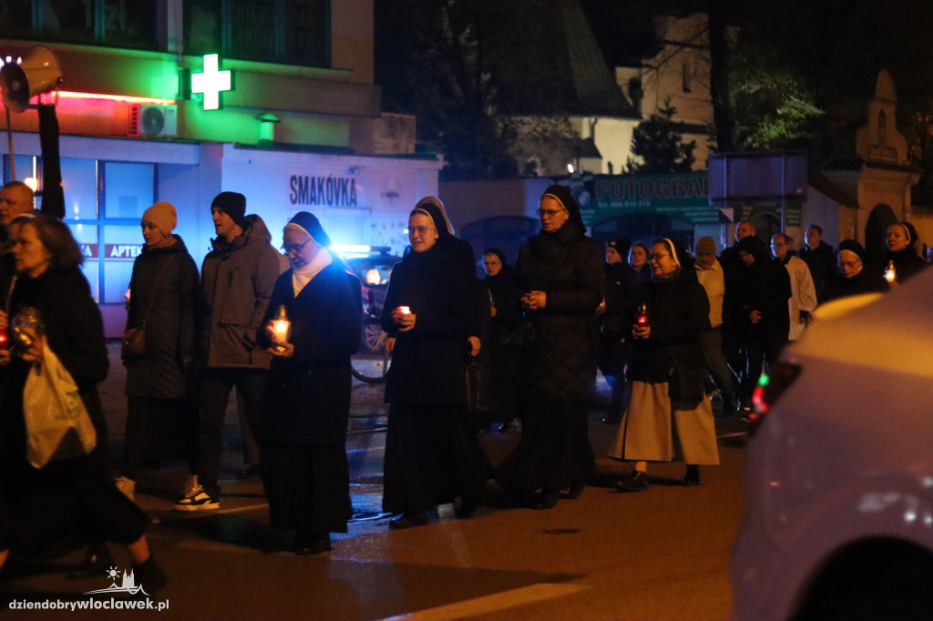 Procesja z Relikwiami wokół Placu Wolności