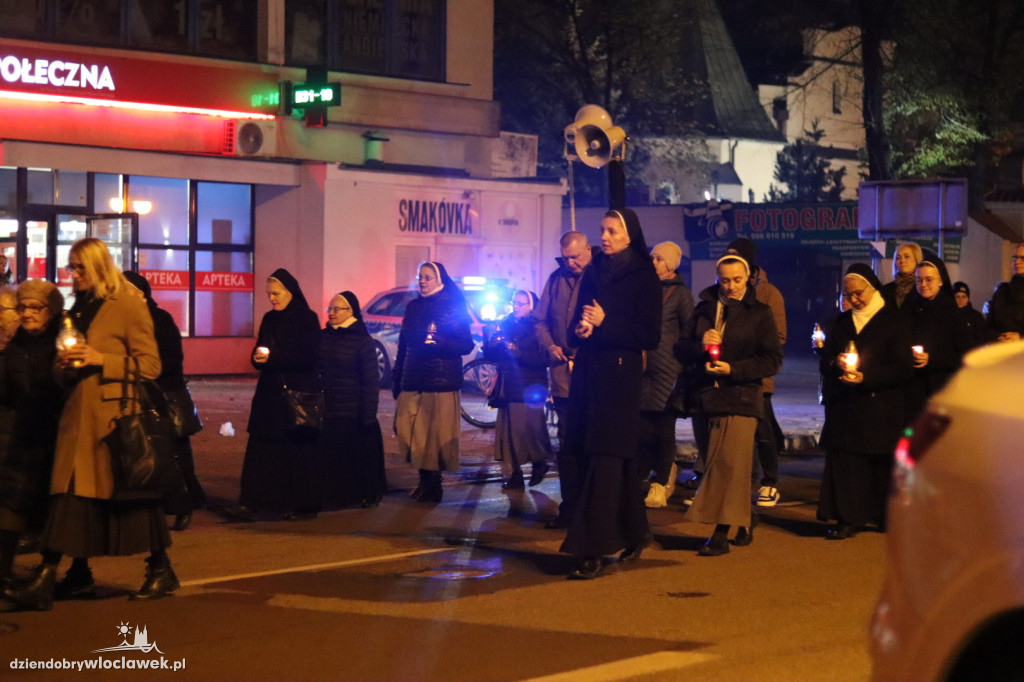 Procesja z Relikwiami wokół Placu Wolności