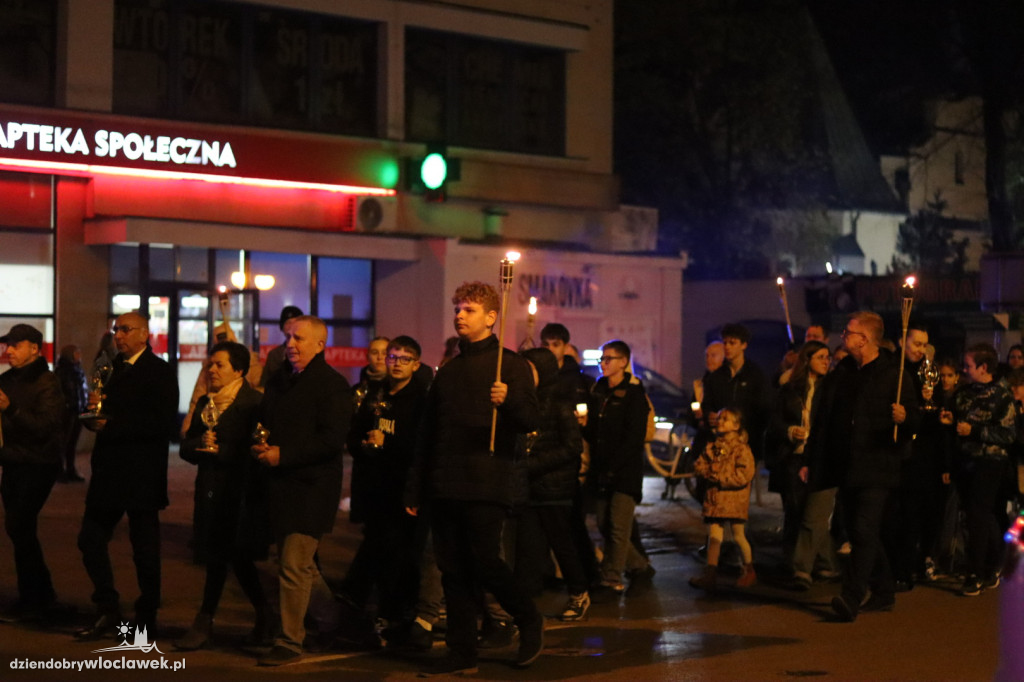 Procesja z Relikwiami wokół Placu Wolności