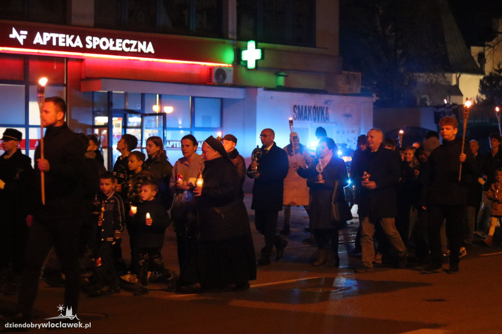 Procesja z Relikwiami wokół Placu Wolności