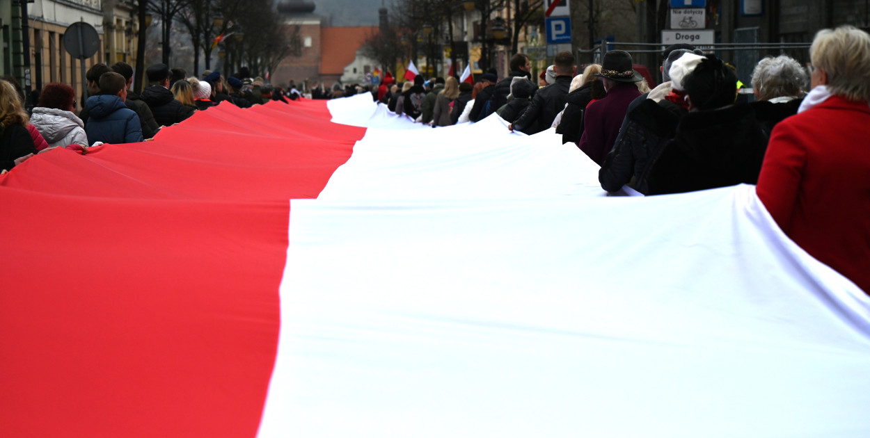 11.XI - przemarsz z Biało-Czerwoną