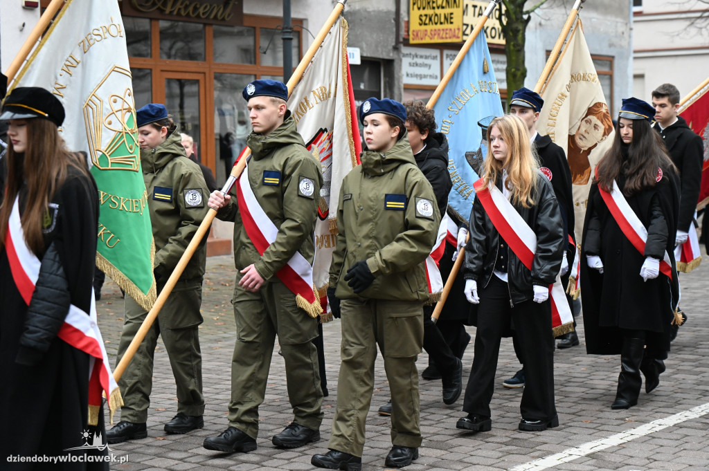 11.XI - przemarsz z Biało-Czerwoną