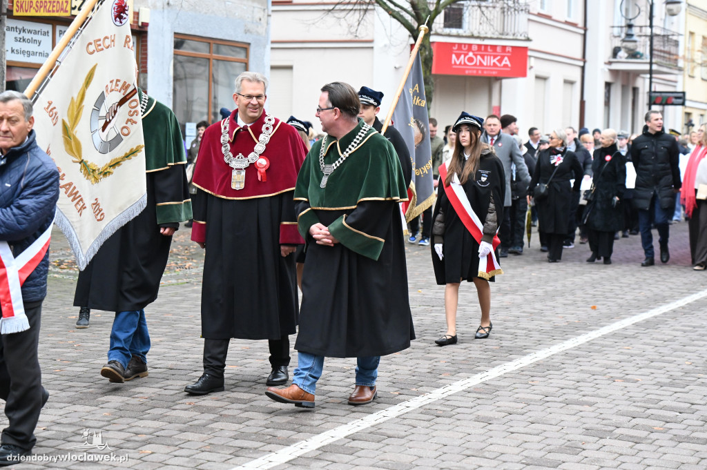 11.XI - przemarsz z Biało-Czerwoną
