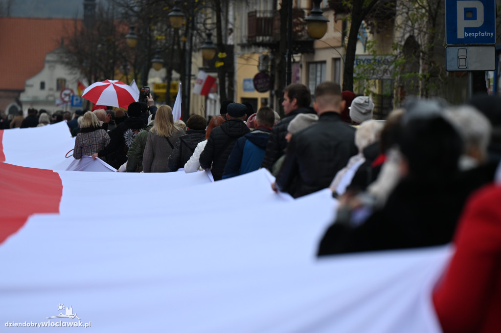 11.XI - przemarsz z Biało-Czerwoną