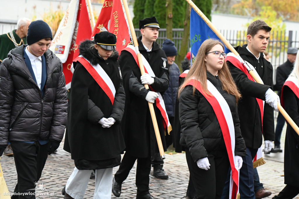 11.XI - przemarsz z Biało-Czerwoną