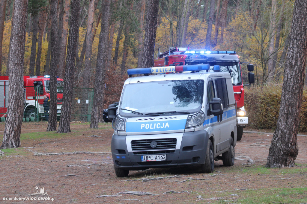 Plama na jeziorze Czarne. Trwa akcja straży