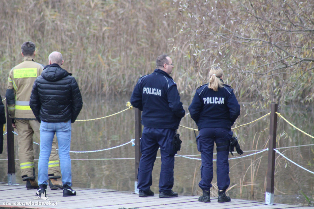 Plama na jeziorze Czarne. Trwa akcja straży