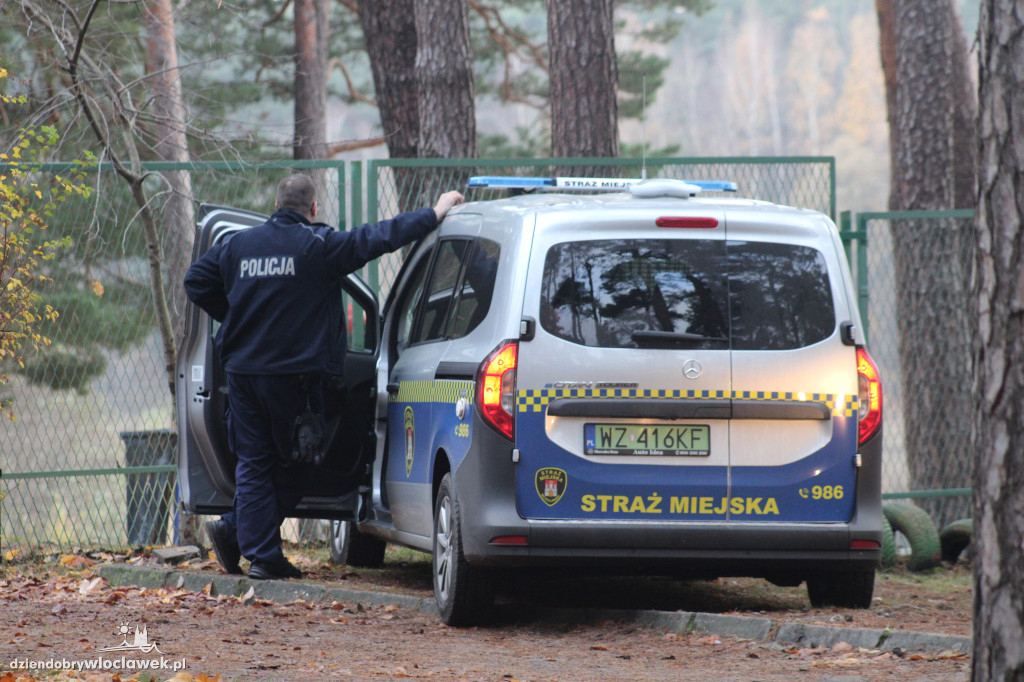 Plama na jeziorze Czarne. Trwa akcja straży