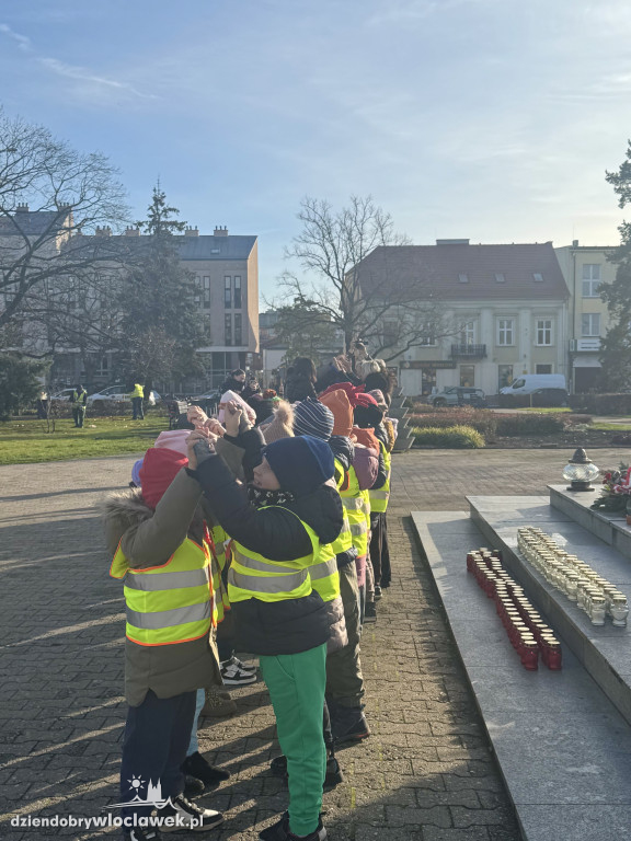 „107 Świateł Pamięci” na Placu Wolności