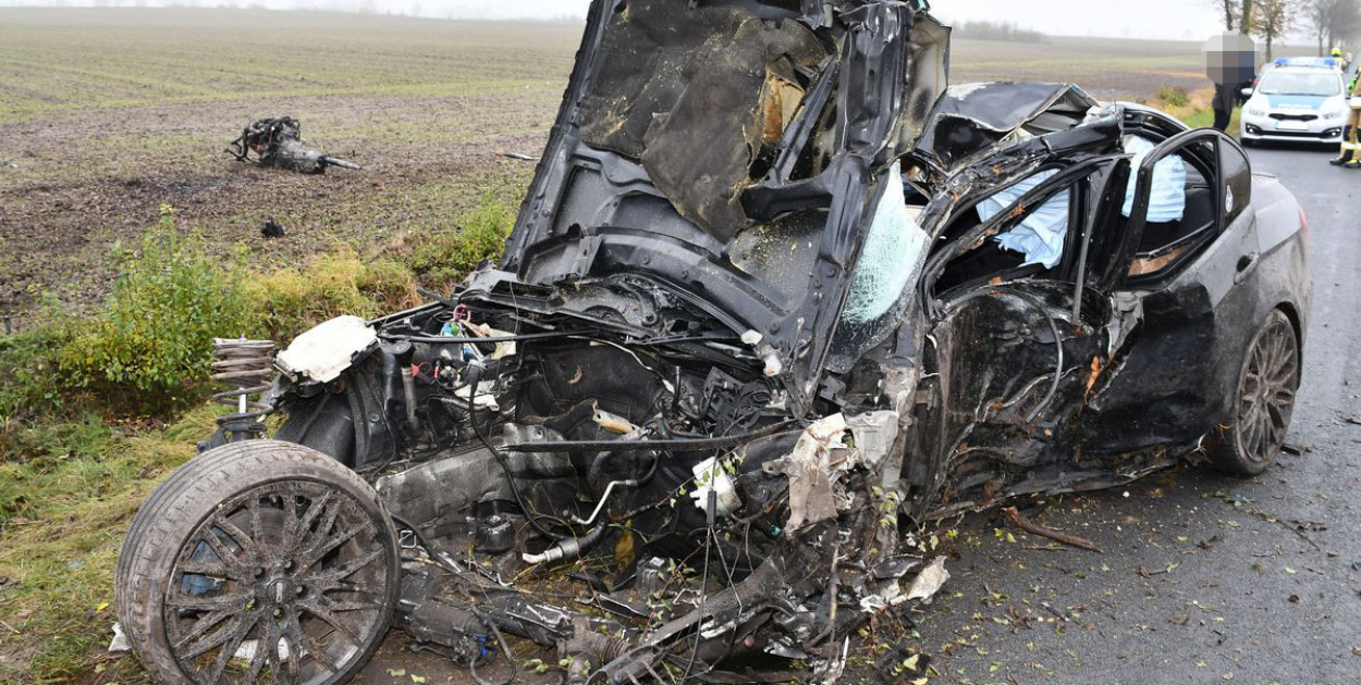 BMW roztrzaskane o drzewa w Broniewie