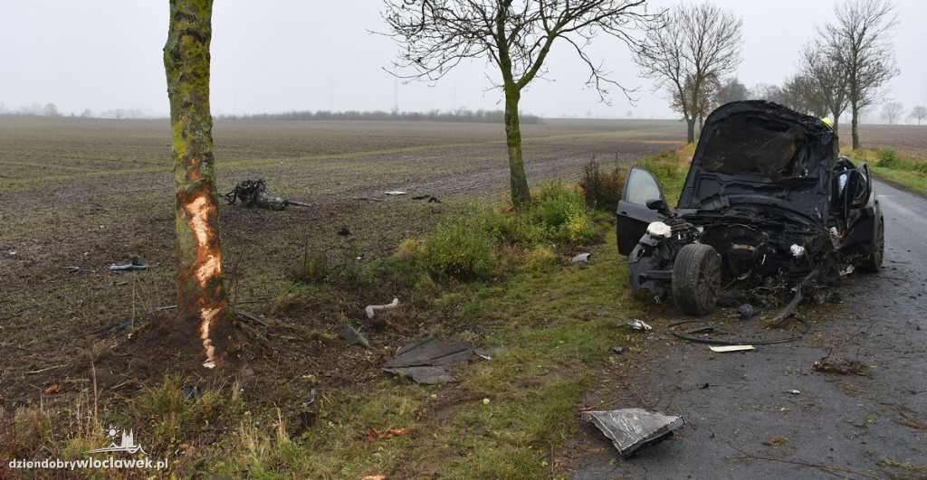 BMW roztrzaskane o drzewa w Broniewie