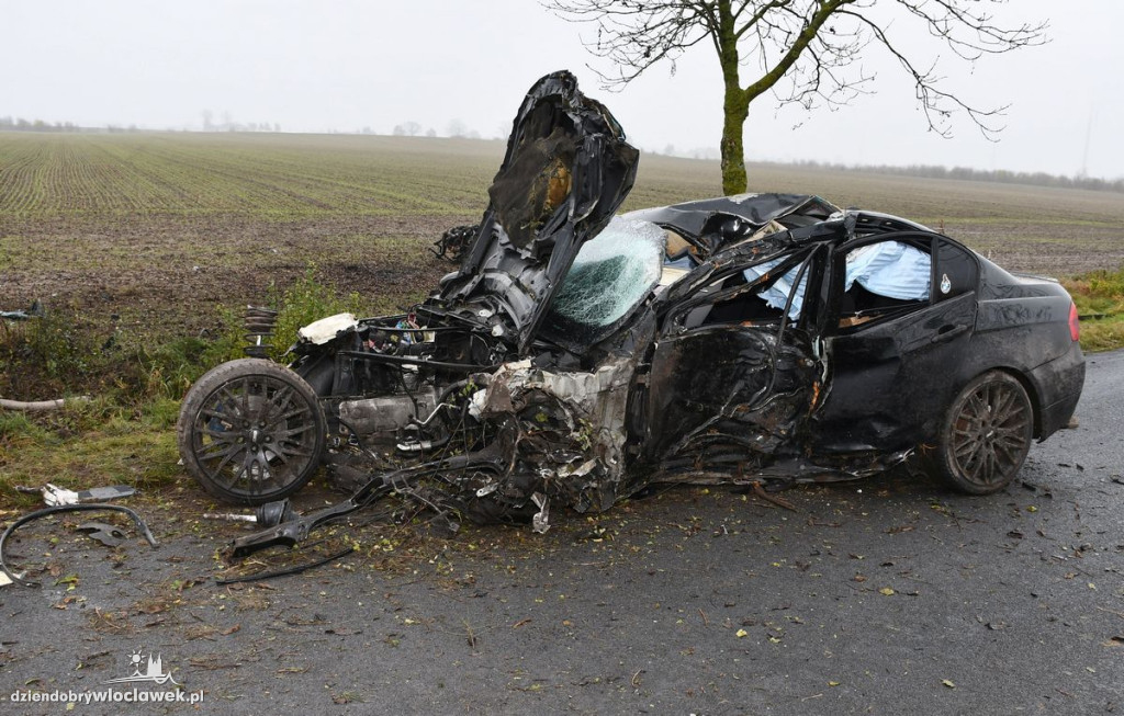 BMW roztrzaskane o drzewa w Broniewie