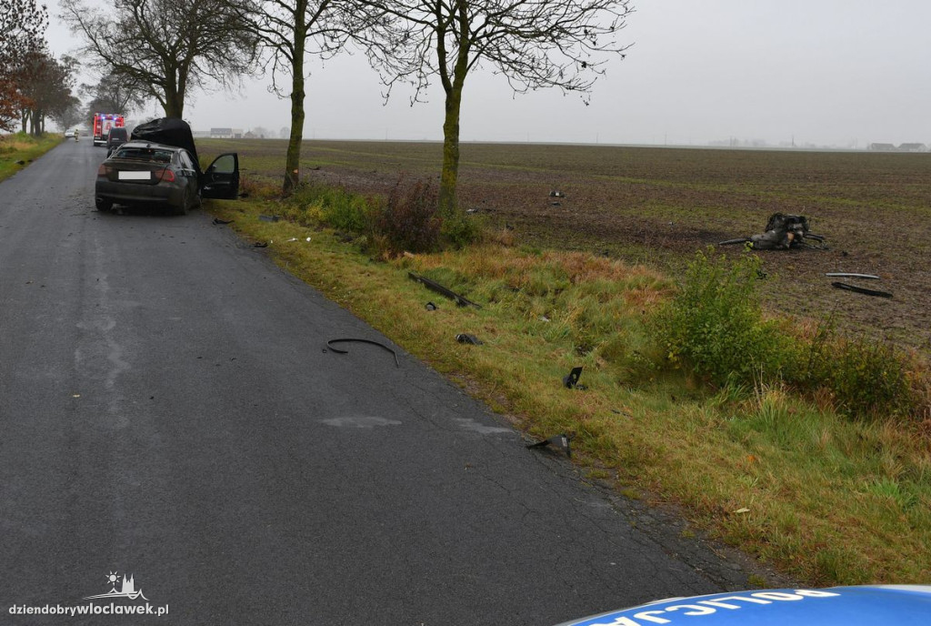 BMW roztrzaskane o drzewa w Broniewie