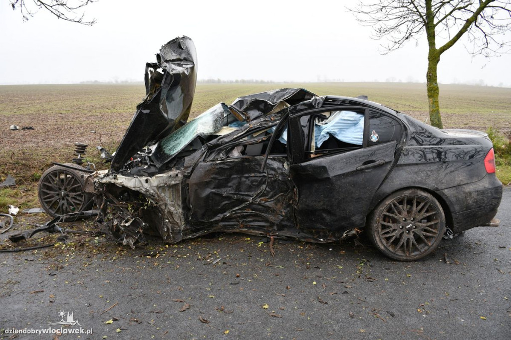 BMW roztrzaskane o drzewa w Broniewie