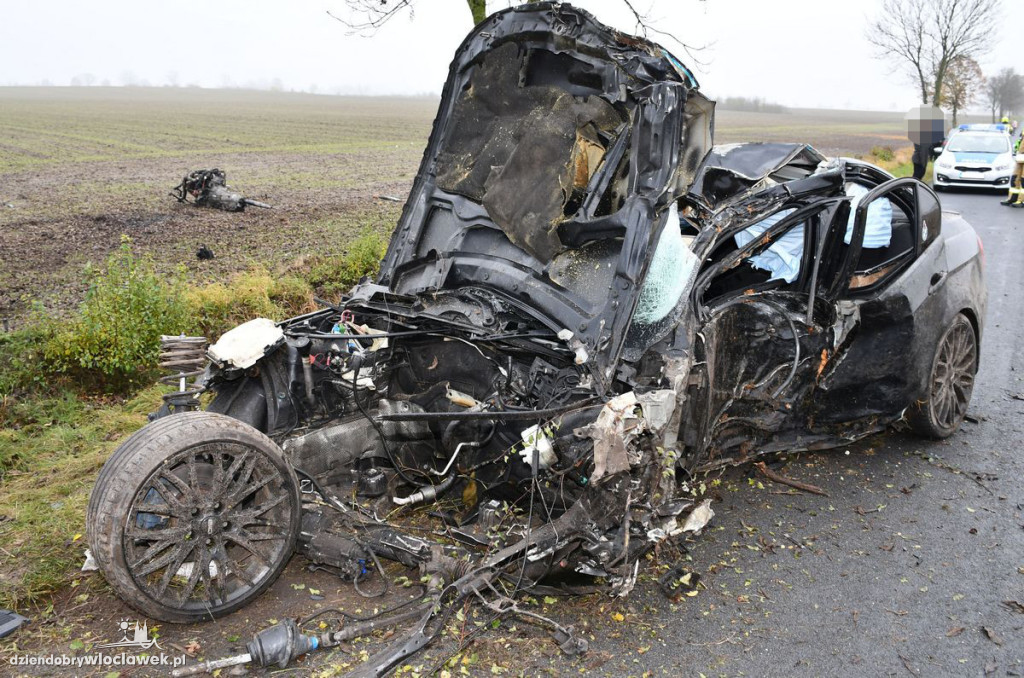 BMW roztrzaskane o drzewa w Broniewie