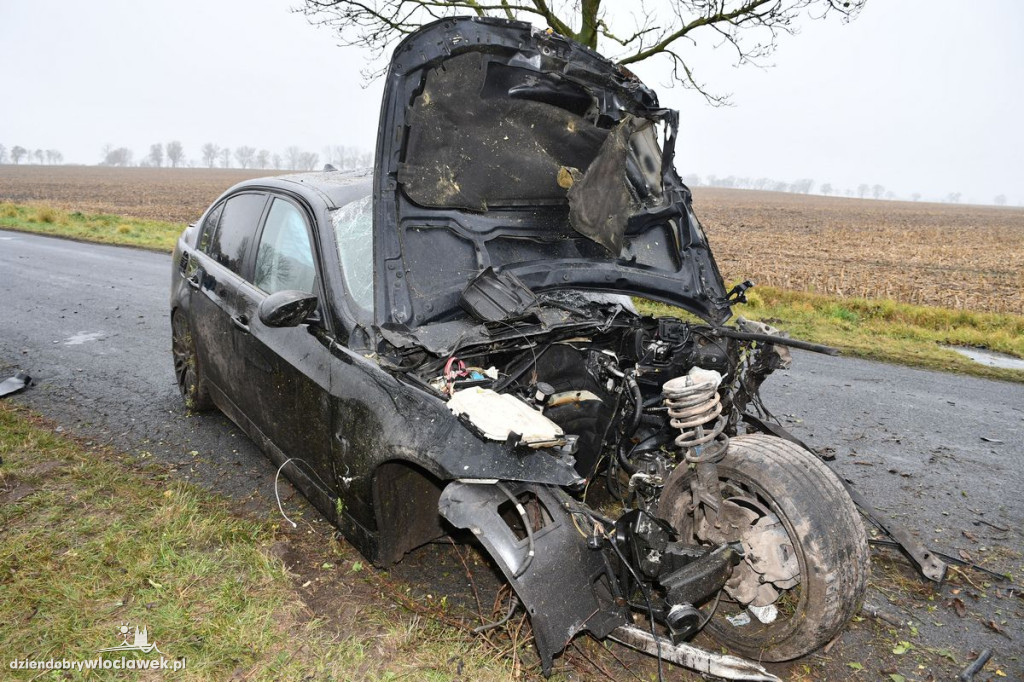 BMW roztrzaskane o drzewa w Broniewie
