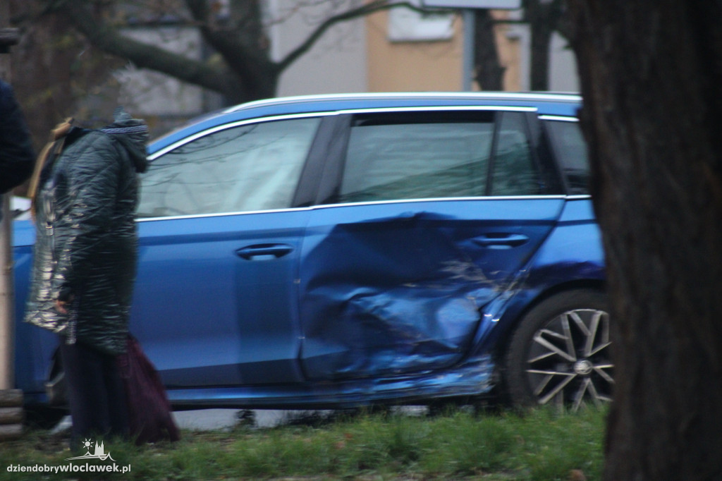 Zderzenie przy komendzie policji