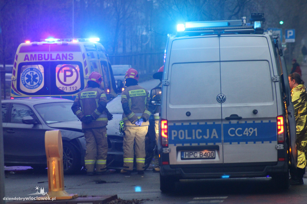 Zderzenie przy komendzie policji