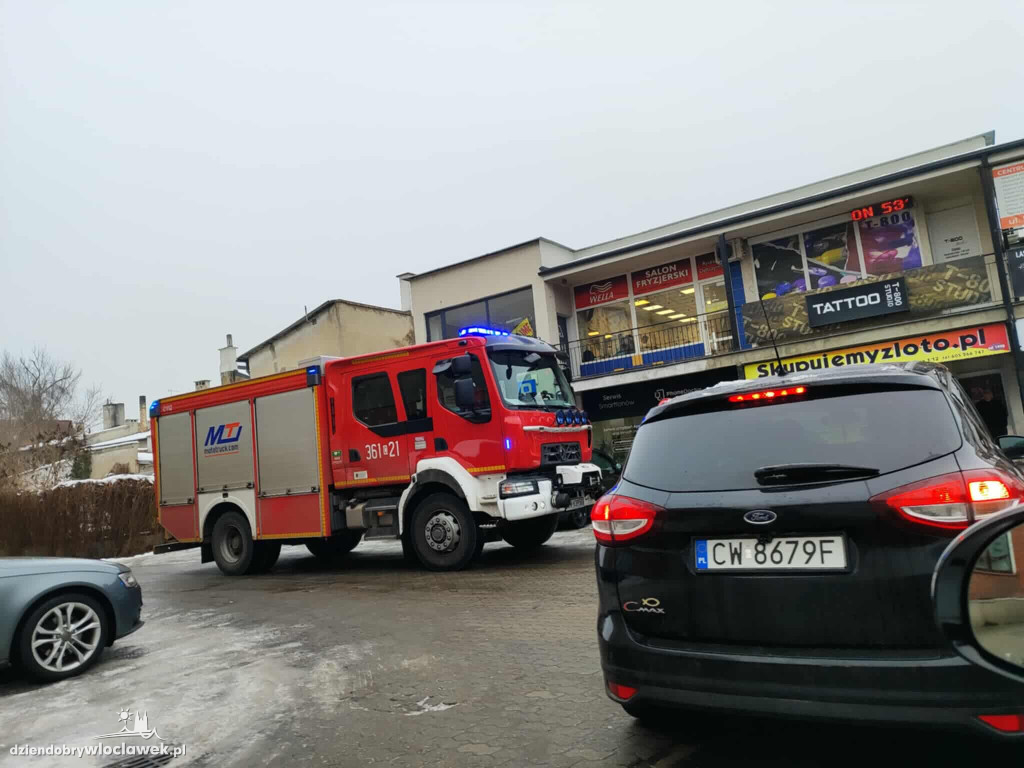 Drzewo runęło na samochody i budynek w centrum