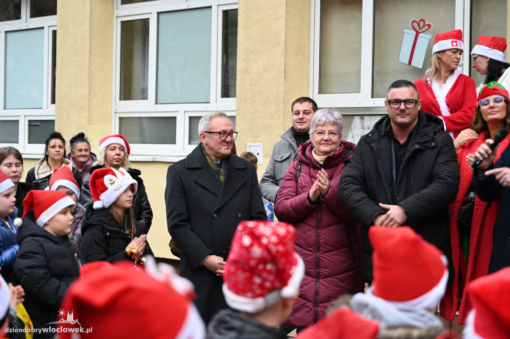 Ubieranie śródmiejskiej choinki w SP3