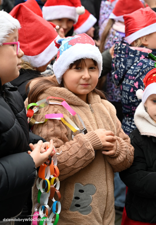 Ubieranie śródmiejskiej choinki w SP3