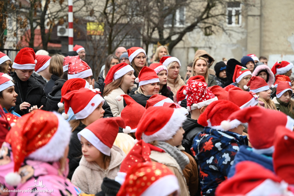Ubieranie śródmiejskiej choinki w SP3