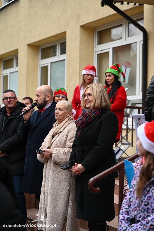 Ubieranie śródmiejskiej choinki w SP3