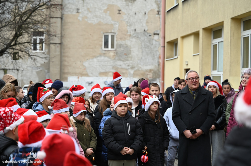 Ubieranie śródmiejskiej choinki w SP3