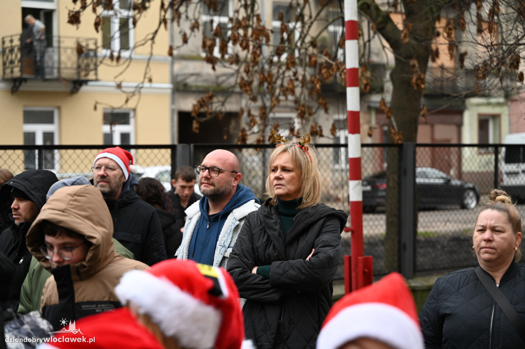 Ubieranie śródmiejskiej choinki w SP3