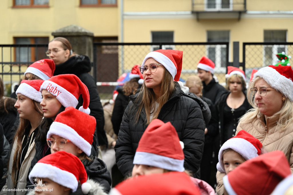 Ubieranie śródmiejskiej choinki w SP3