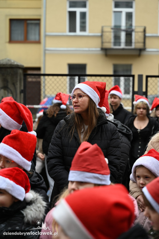 Ubieranie śródmiejskiej choinki w SP3