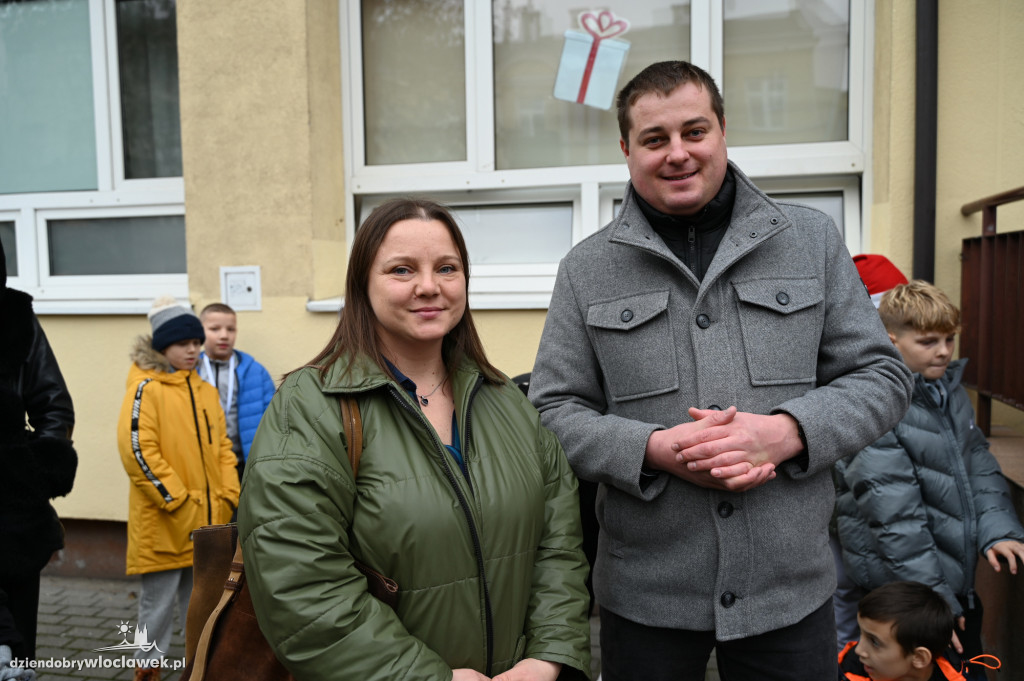 Ubieranie śródmiejskiej choinki w SP3