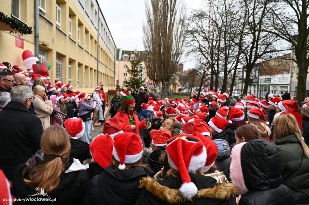 Ubieranie śródmiejskiej choinki w SP3
