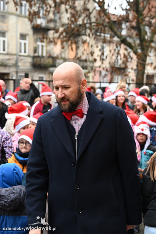 Ubieranie śródmiejskiej choinki w SP3
