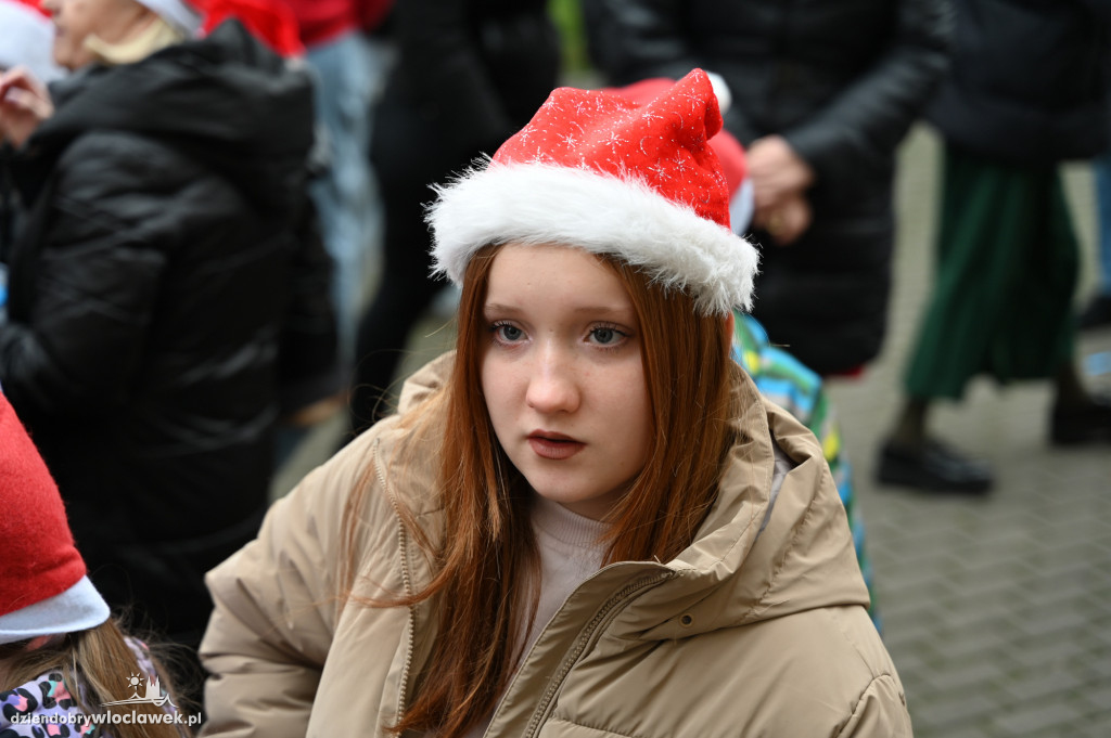 Ubieranie śródmiejskiej choinki w SP3